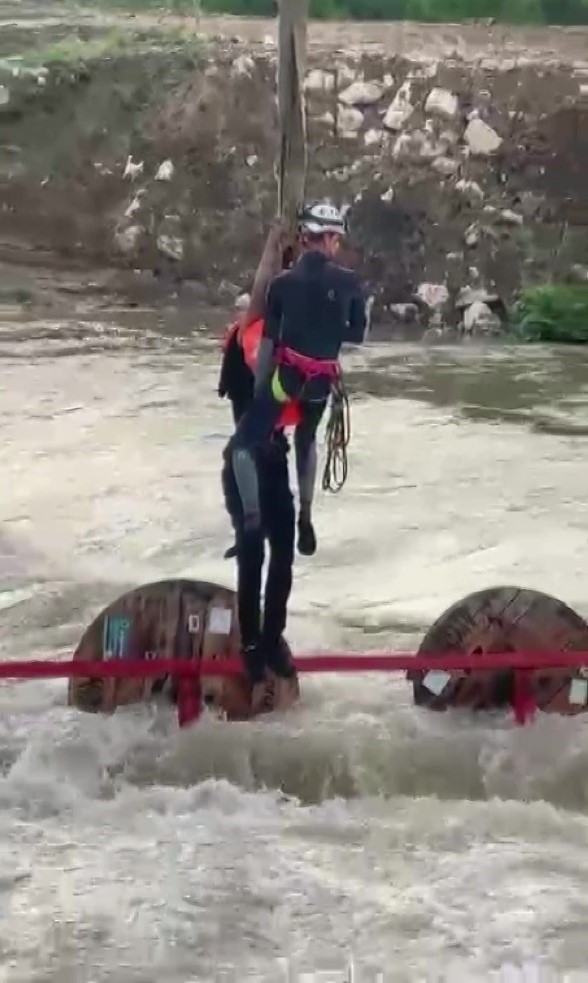 Dereyi traktörle geçmek isterken faciadan dönüldü: 10 işçi vinçle kurtarıldı
