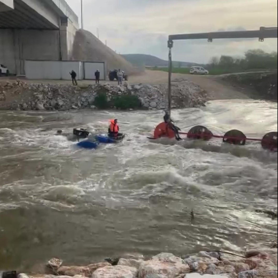 Dereyi traktörle geçmek isterken faciadan dönüldü: 10 işçi vinçle kurtarıldı
