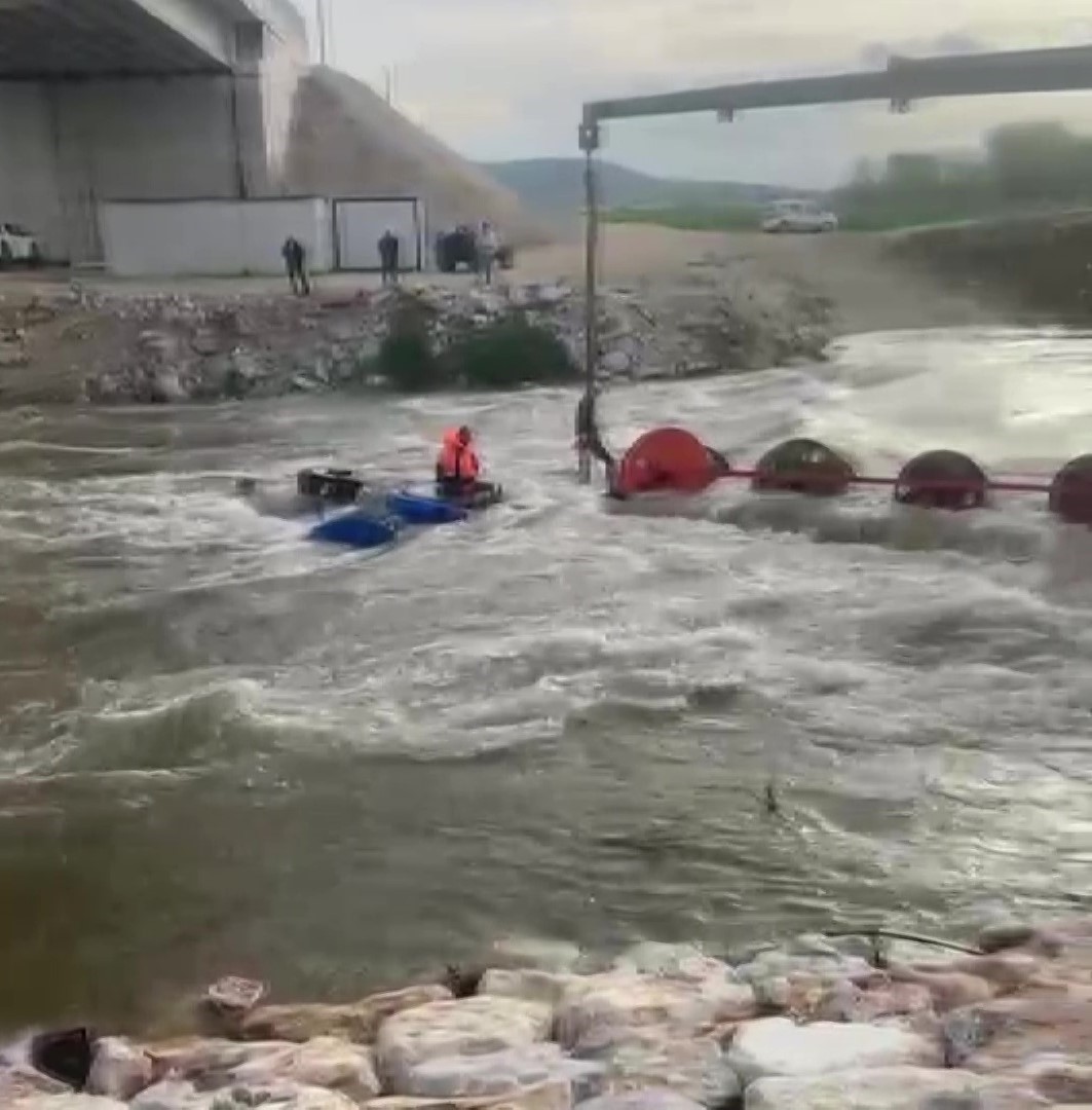 Dereyi traktörle geçmek isterken faciadan dönüldü: 10 işçi vinçle kurtarıldı
