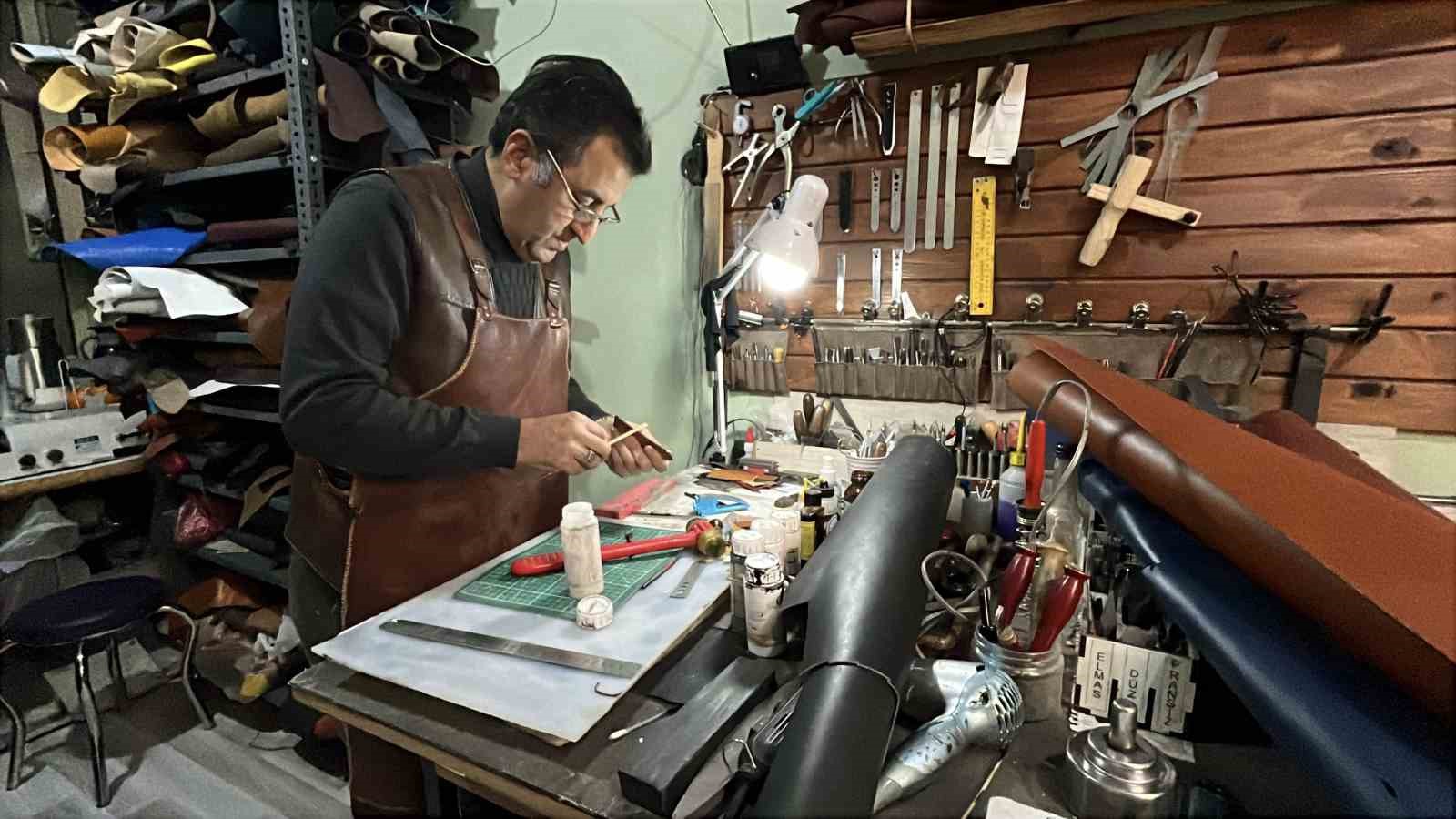 Deri ve sanatı buluşturup el emeğiyle saat kordonu yapıyor
