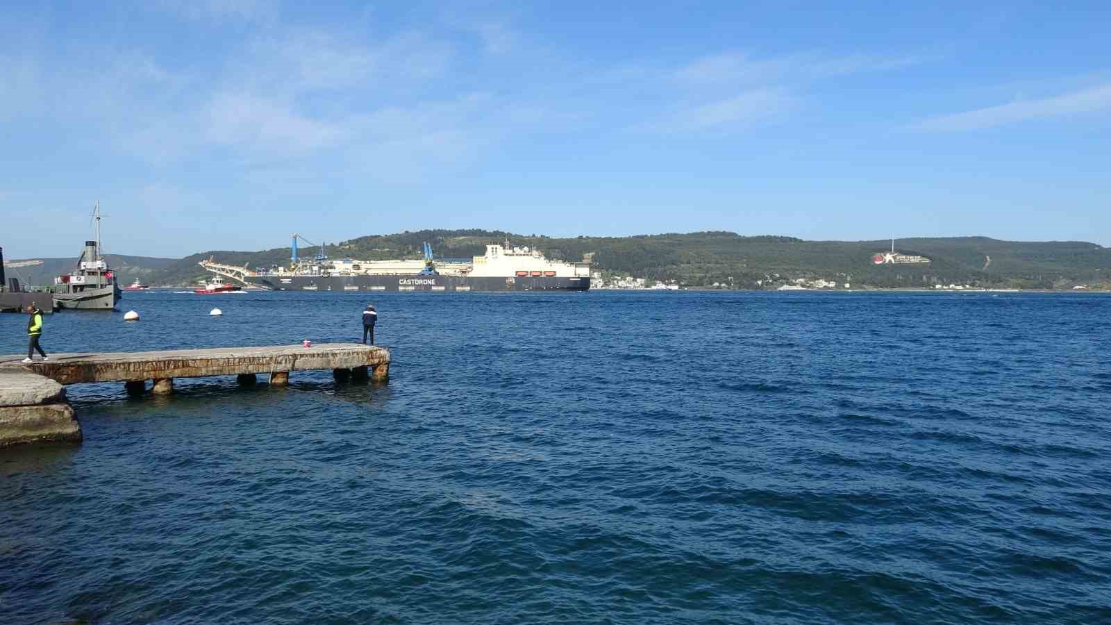 Derin denizlerde boru döşeme gemisi ’Castorone’, Çanakkale Boğazı’ndan geçti
