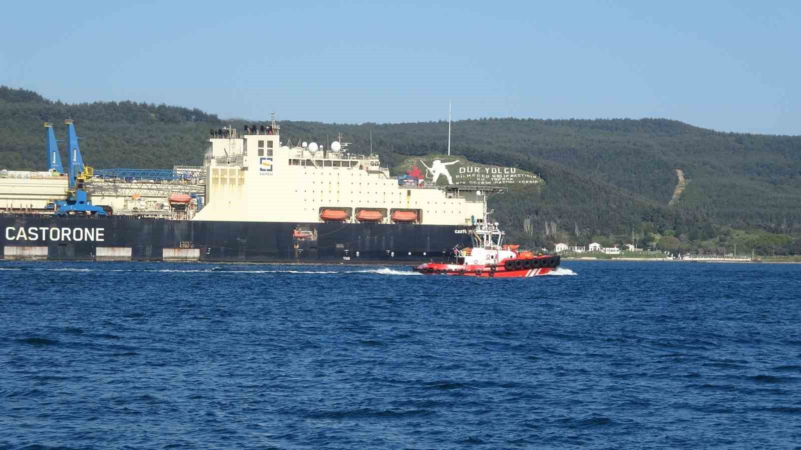 Derin denizlerde boru döşeme gemisi ’Castorone’, Çanakkale Boğazı’ndan geçti
