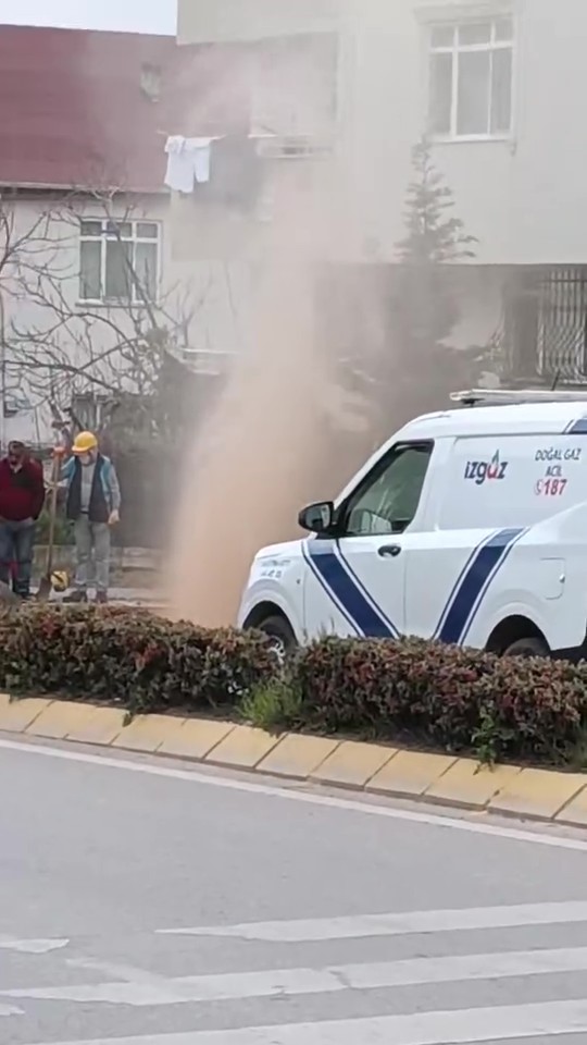 Derince’de delinen doğalgaz borusu mahalleliyi korkuttu
