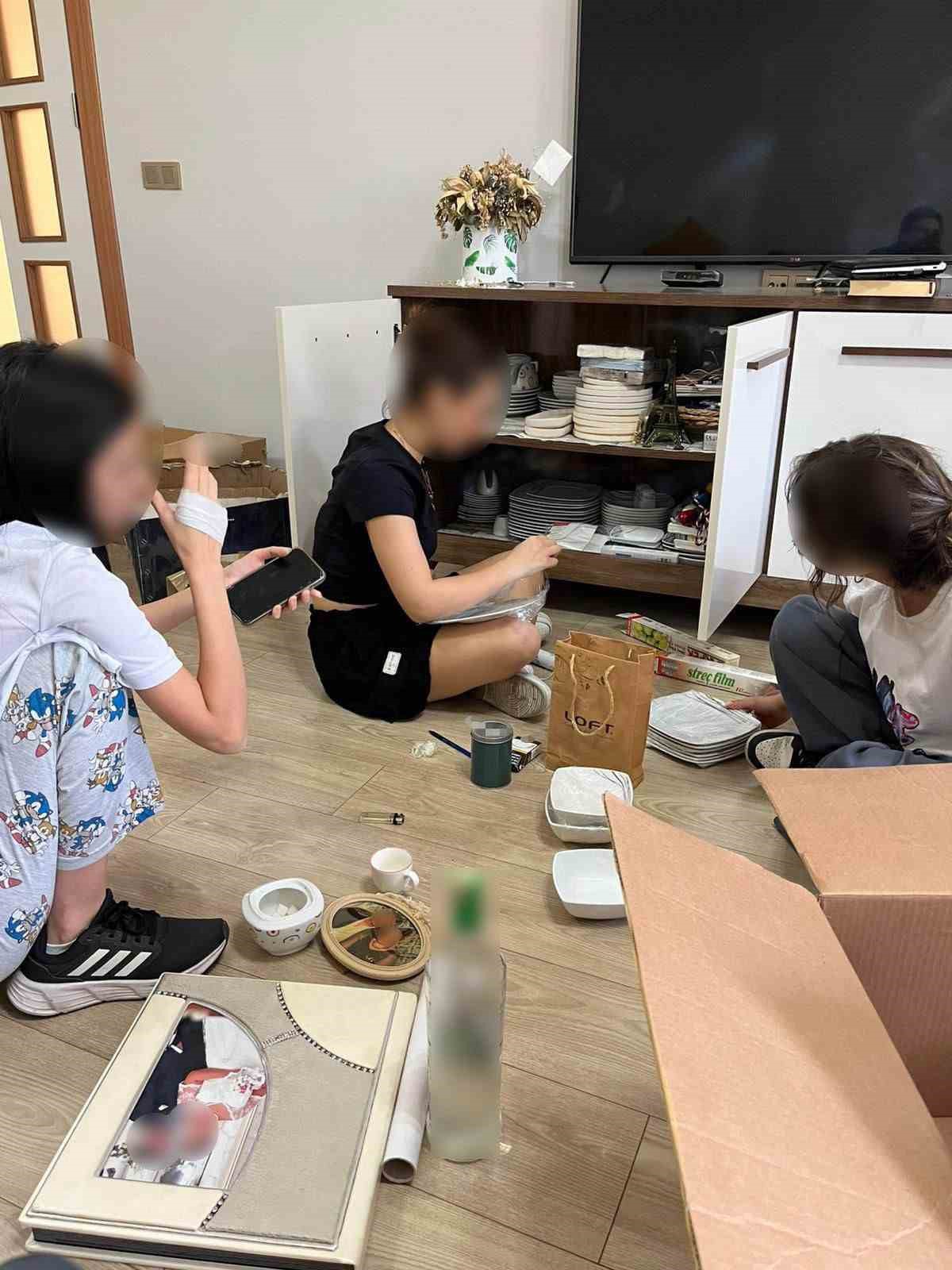 Ders saatinde öğrencileri evine götüren öğretmene adli kontrol
Ders saatinde öğrencileri evine götüren öğretmene adli kontrol