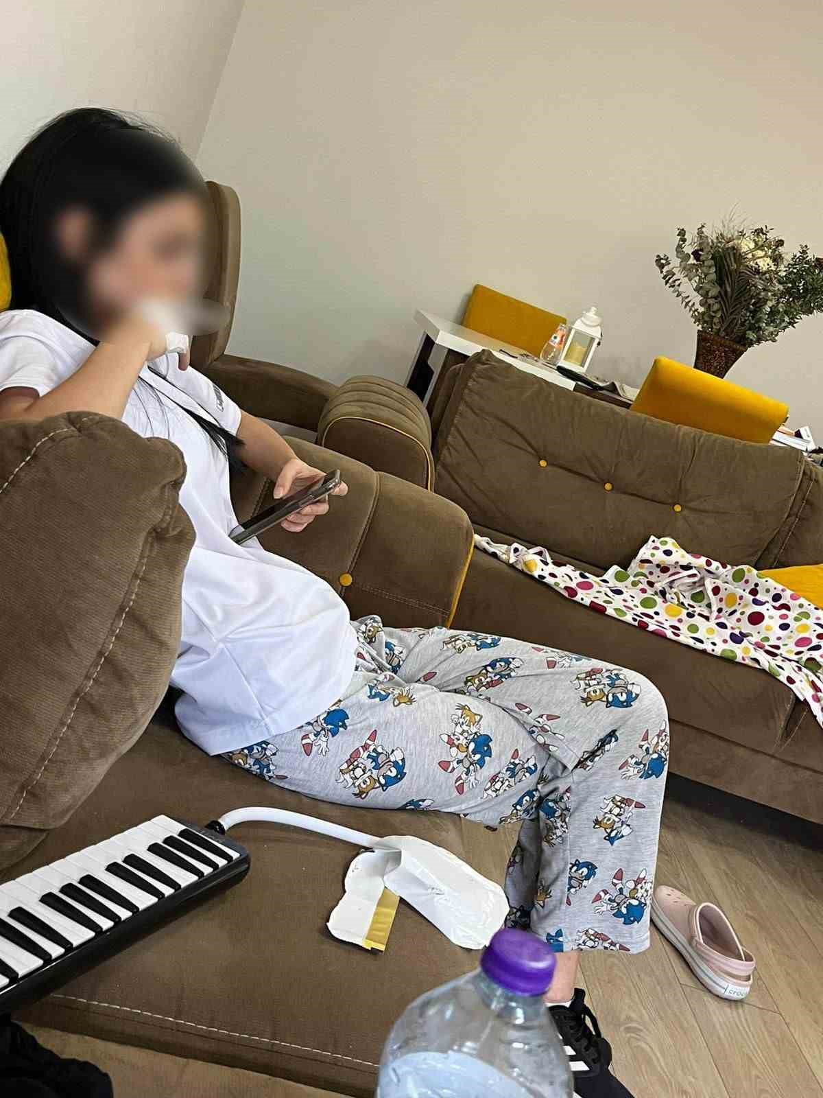 Ders saatinde öğrencileri evine götüren öğretmene adli kontrol
Ders saatinde öğrencileri evine götüren öğretmene adli kontrol