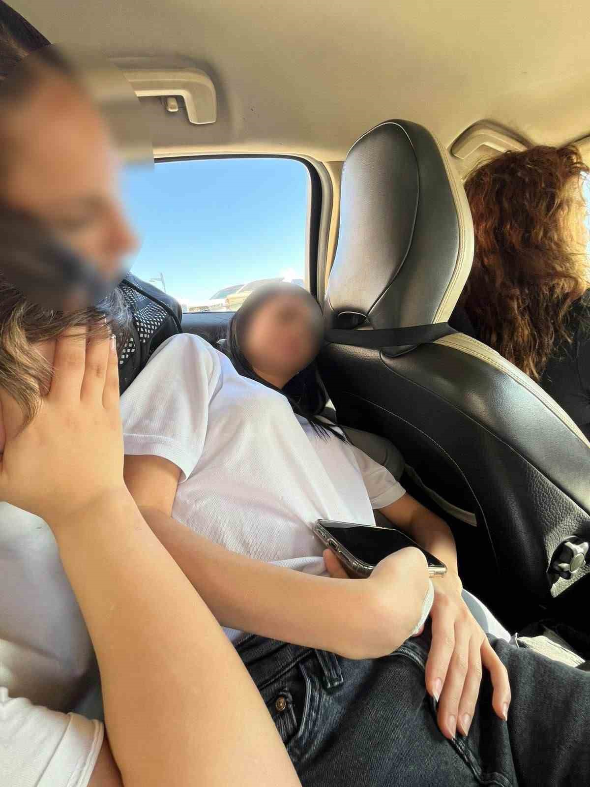 Ders saatinde öğrencileri evine götüren öğretmene adli kontrol
Ders saatinde öğrencileri evine götüren öğretmene adli kontrol