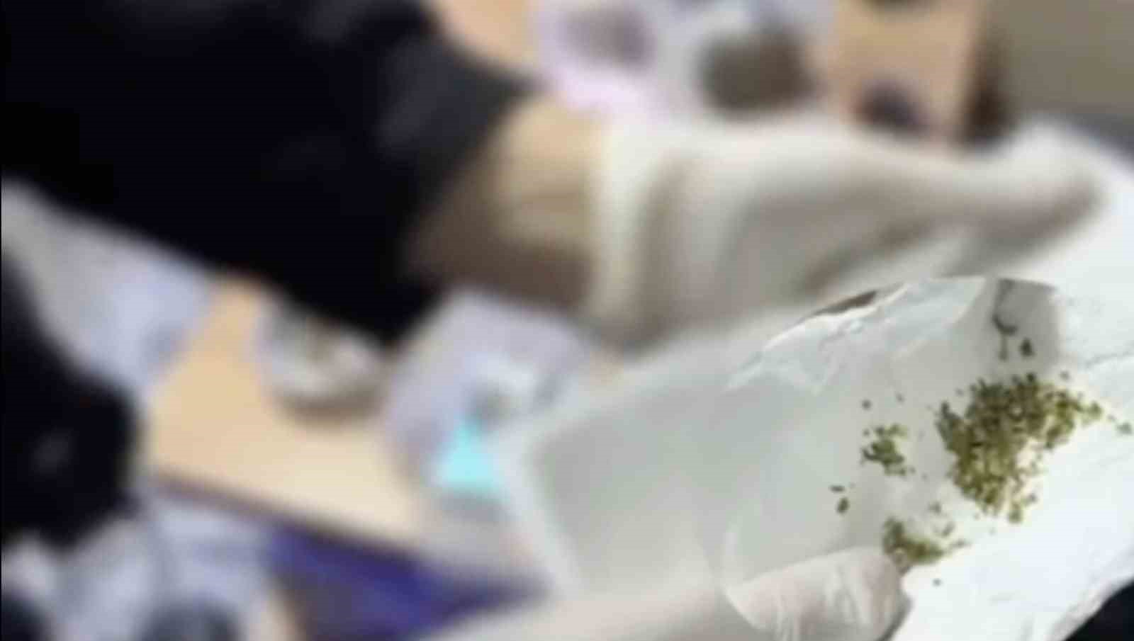 Deşifre olmamak için uyuşturucuyu aynı evde satıp kullandırmışlar
