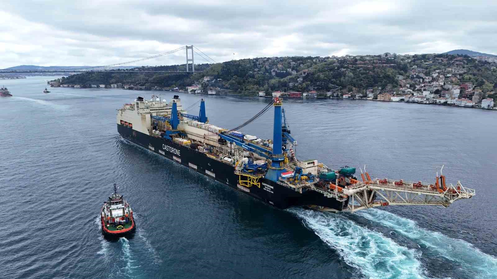 Dev boru döşeme gemisi Castorone Boğaz’dan geçti
