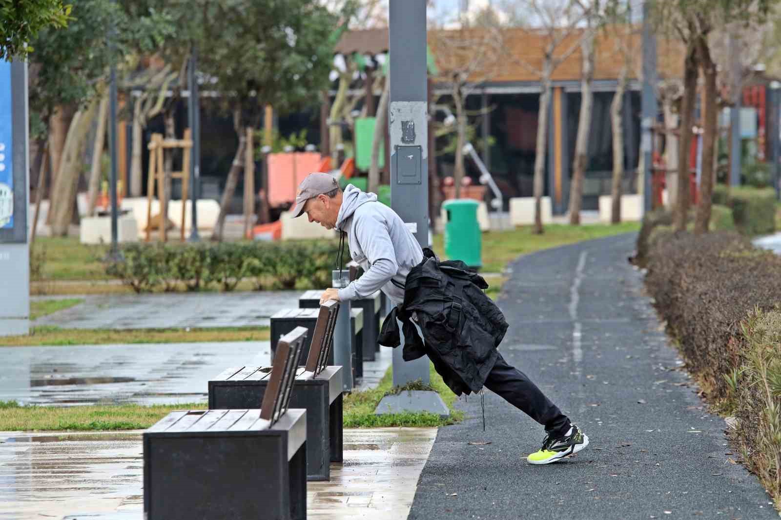 Dev dalgalar sahili dövdü: Martılar balık, define avcıları kıymetli eşya aradı
