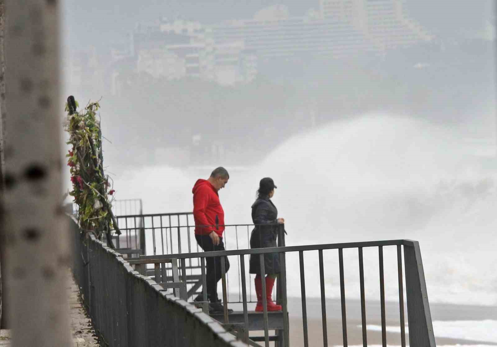 Dev dalgalar sahili dövdü: Martılar balık, define avcıları kıymetli eşya aradı
