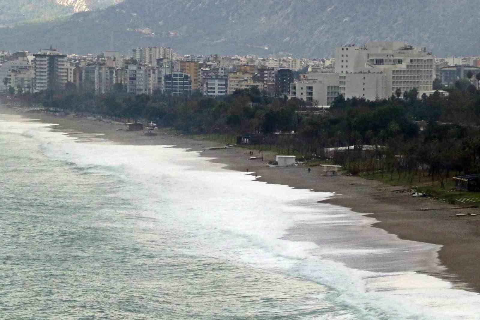 Dev dalgalar sahili dövdü: Martılar balık, define avcıları kıymetli eşya aradı
