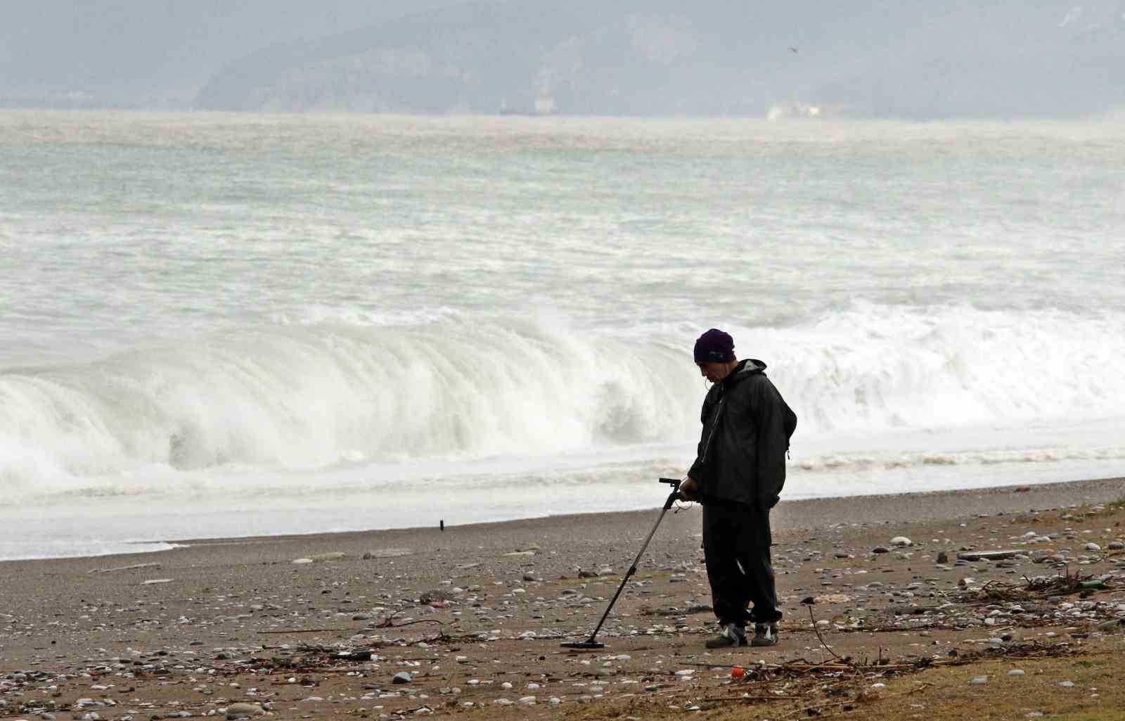 Dev dalgalar sahili dövdü: Martılar balık, define avcıları kıymetli eşya aradı
