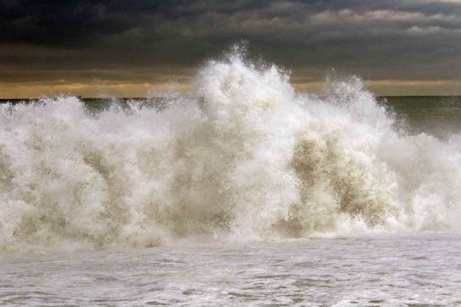 Dev dalgalar sahili dövdü: Martılar balık, define avcıları kıymetli eşya aradı
