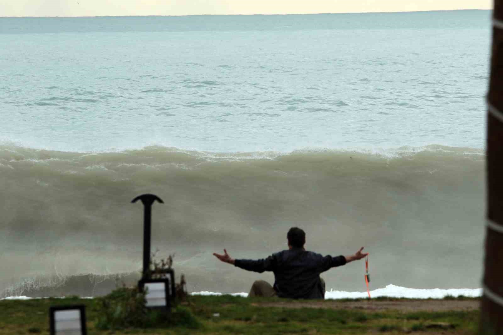Dev dalgalar sahili dövdü: Martılar balık, define avcıları kıymetli eşya aradı
