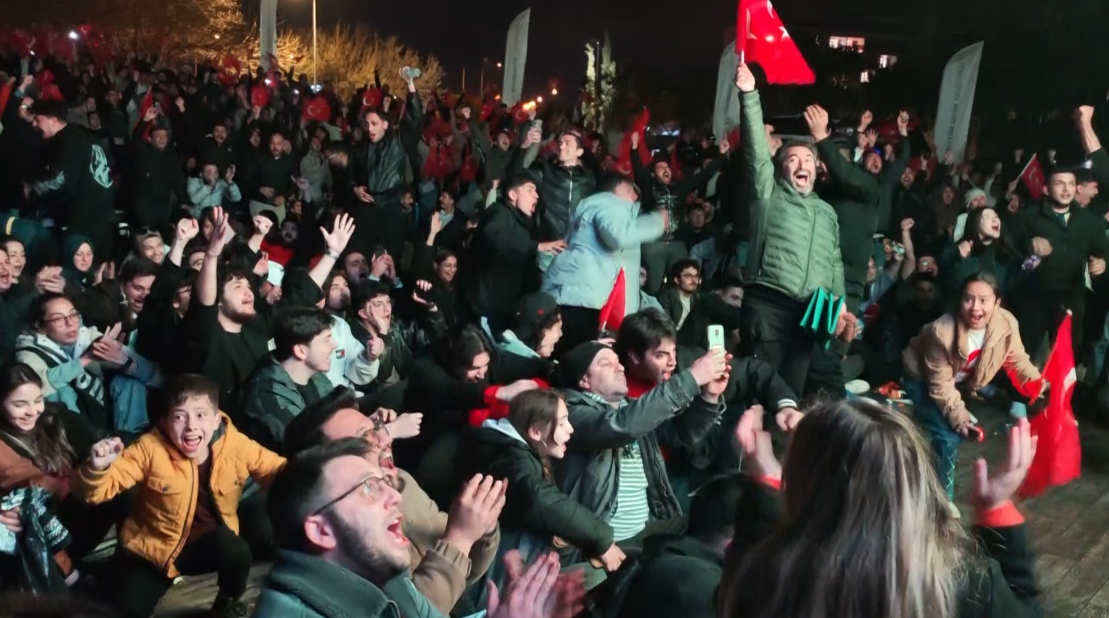 Dev ekrandaki bitiş düdüğüyle Antalya’da bayram havası esti
