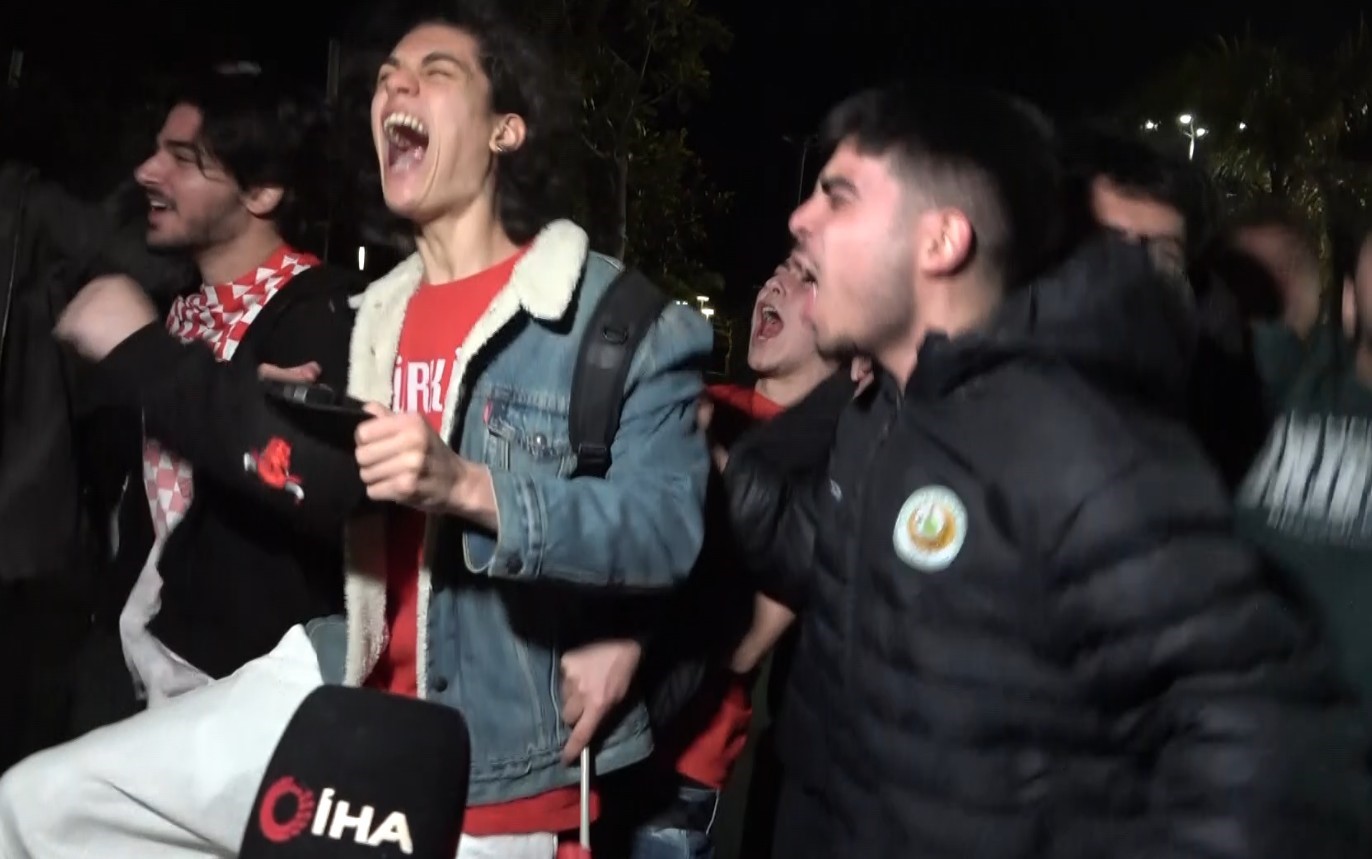 Dev ekrandaki bitiş düdüğüyle Antalya’da bayram havası esti
