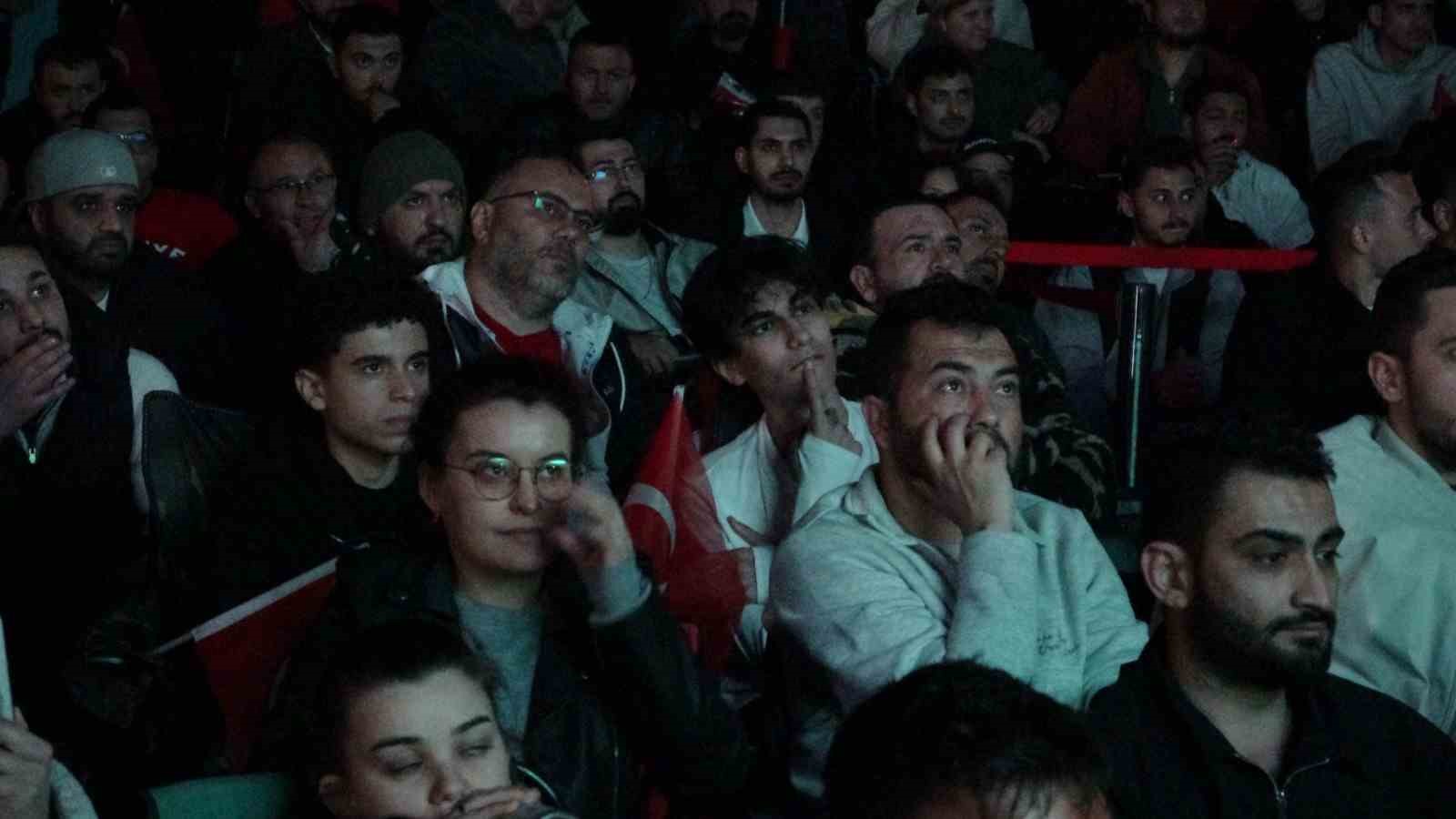 Dev ekrandaki bitiş düdüğüyle Antalya’da bayram havası esti
