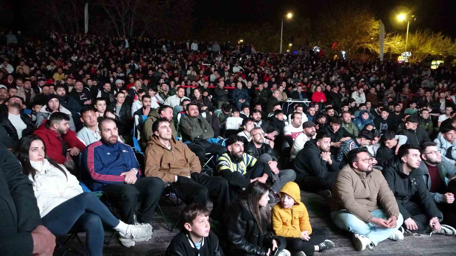 Dev ekrandaki bitiş düdüğüyle Antalya’da bayram havası esti
