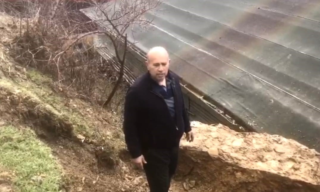 Dev kaya parçası evin çatısına düştü
