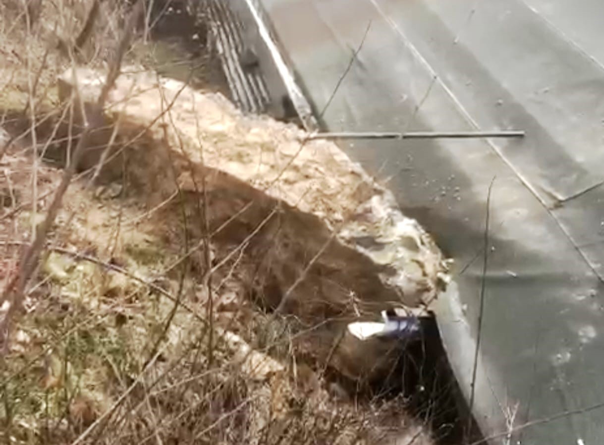 Dev kaya parçası evin çatısına düştü
