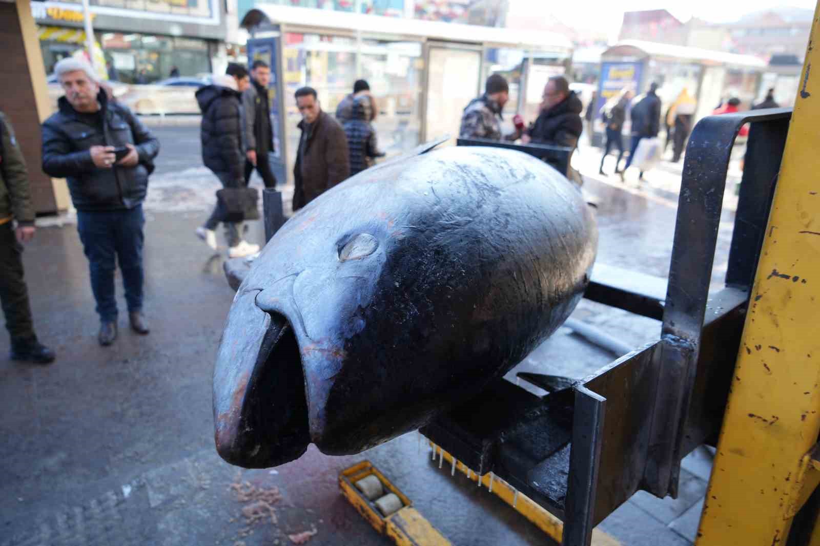 Dev Orkinos Erzincan’da olay oldu! Tezgâh önünde fotoğraf yarışı
