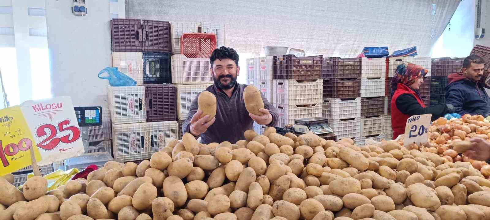 Dev patatesler pazarın ilgi odağı oldu
Dev patatesler pazarın ilgi odağı oldu