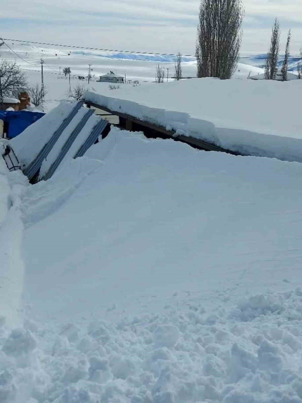 Develi ve Tomarza’da kar kalınlığı 50 santimi geçti, ahır çöktü

