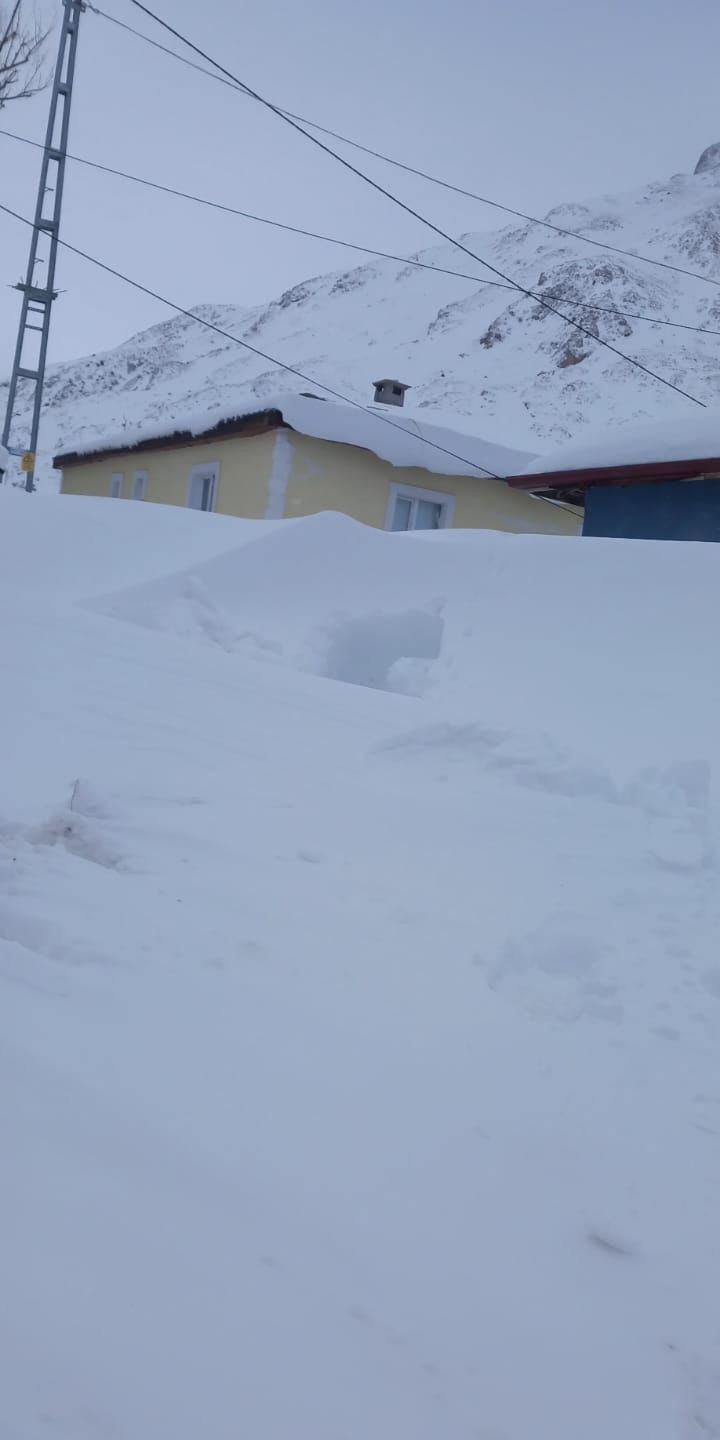 Develi ve Tomarza’da kar kalınlığı 50 santimi geçti, ahır çöktü
