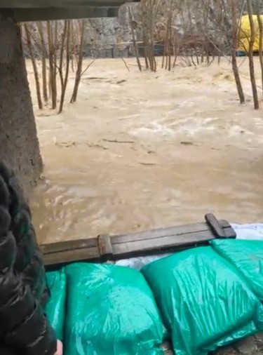 Develi’de aşırı yağış sele neden oldu, bazı ev ve ahırları su bastı
