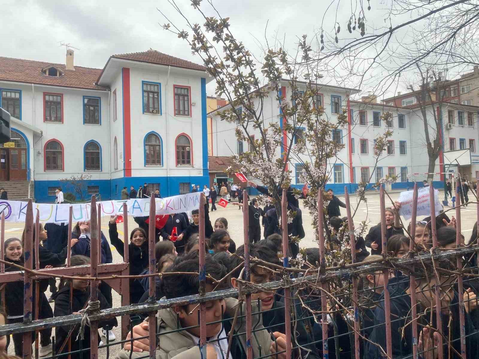 Devir kararı verilen Mimar Kemal Ortaokulu öğrenci ve velilerinden tepki
