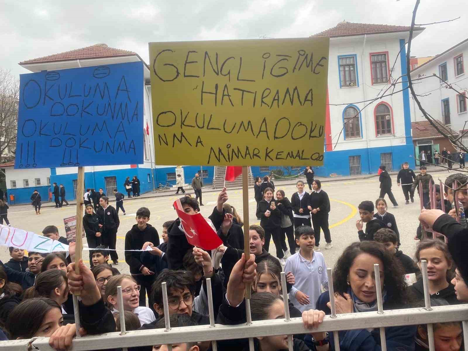 Devir kararı verilen Mimar Kemal Ortaokulu öğrenci ve velilerinden tepki
