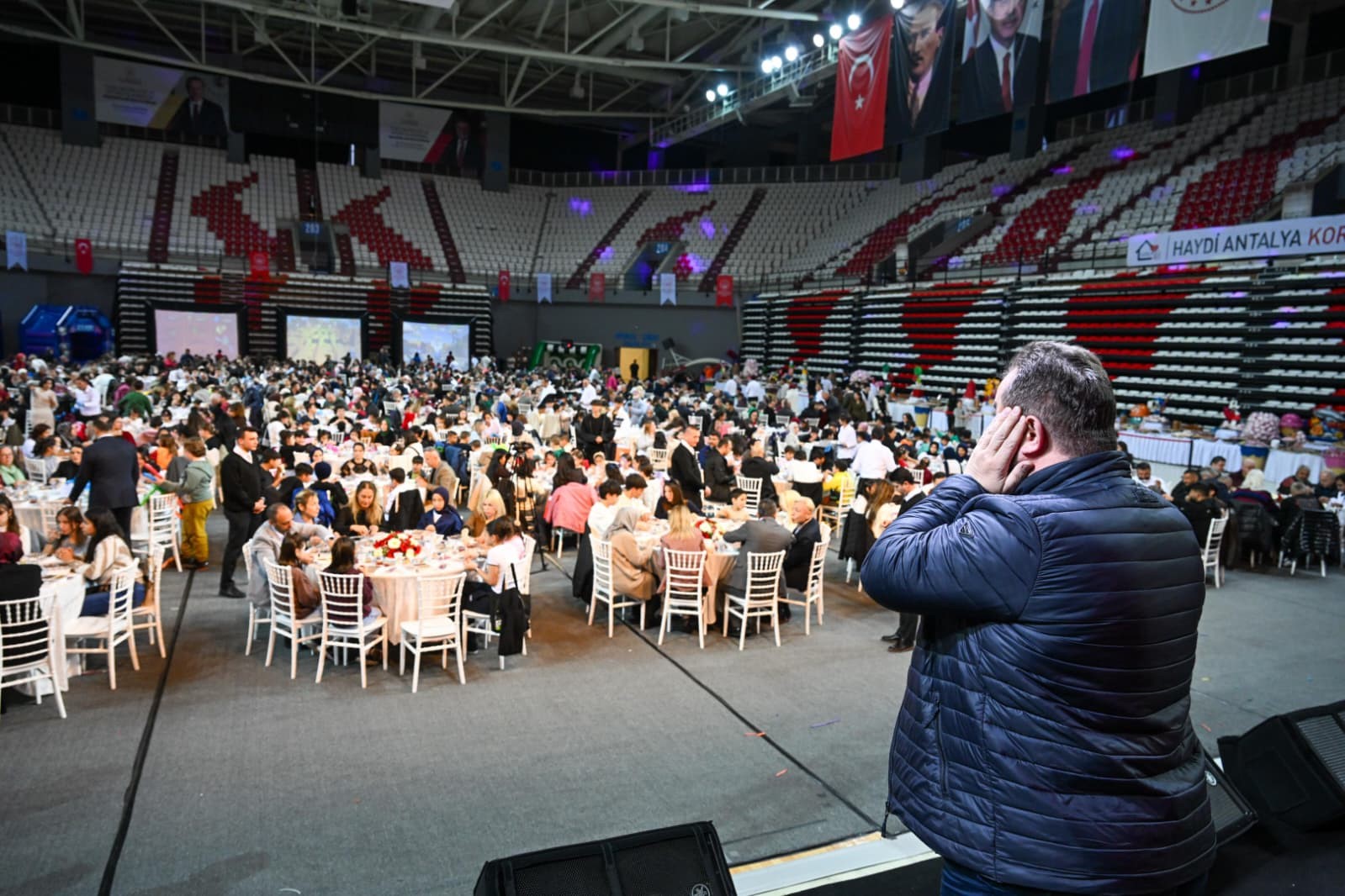 Devlet koruması altındaki çocuklar, koruyucu aileler ve yeni evli çiftler aynı sofrada buluştu
Devlet koruması altındaki çocuklar, koruyucu aileler ve yeni evli çiftler aynı sofrada buluştu
