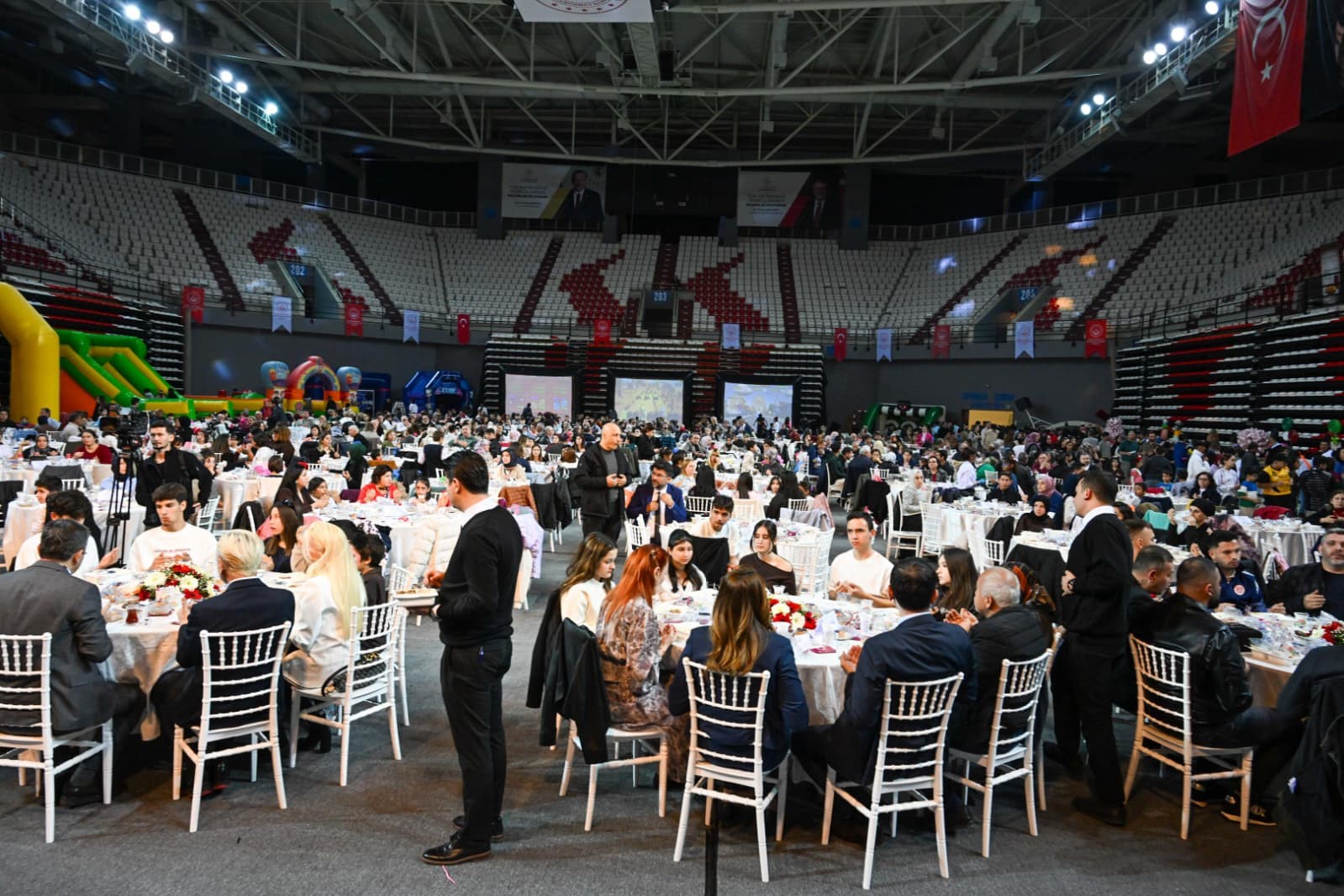 Devlet koruması altındaki çocuklar, koruyucu aileler ve yeni evli çiftler aynı sofrada buluştu
Devlet koruması altındaki çocuklar, koruyucu aileler ve yeni evli çiftler aynı sofrada buluştu