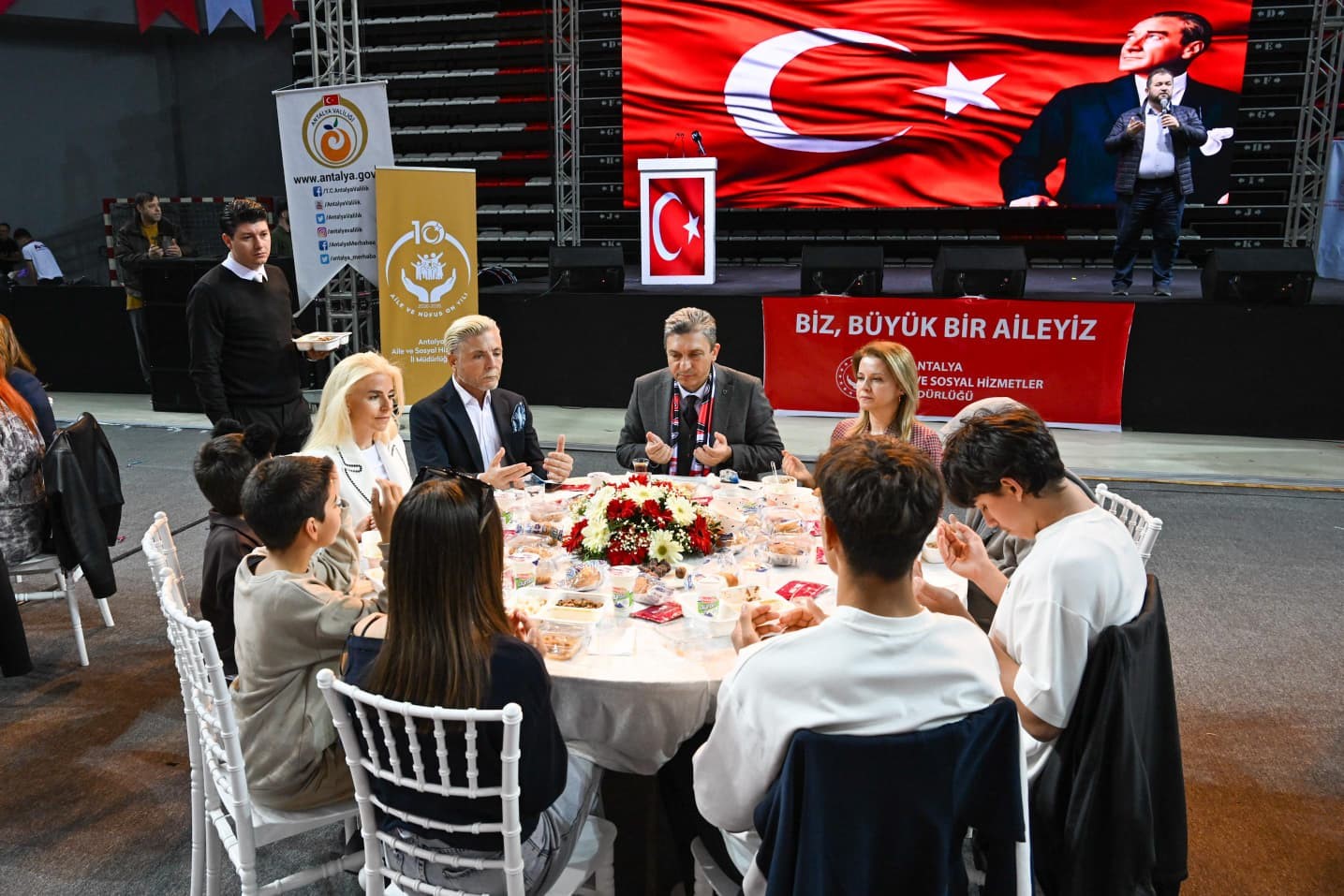 Devlet koruması altındaki çocuklar, koruyucu aileler ve yeni evli çiftler aynı sofrada buluştu
Devlet koruması altındaki çocuklar, koruyucu aileler ve yeni evli çiftler aynı sofrada buluştu