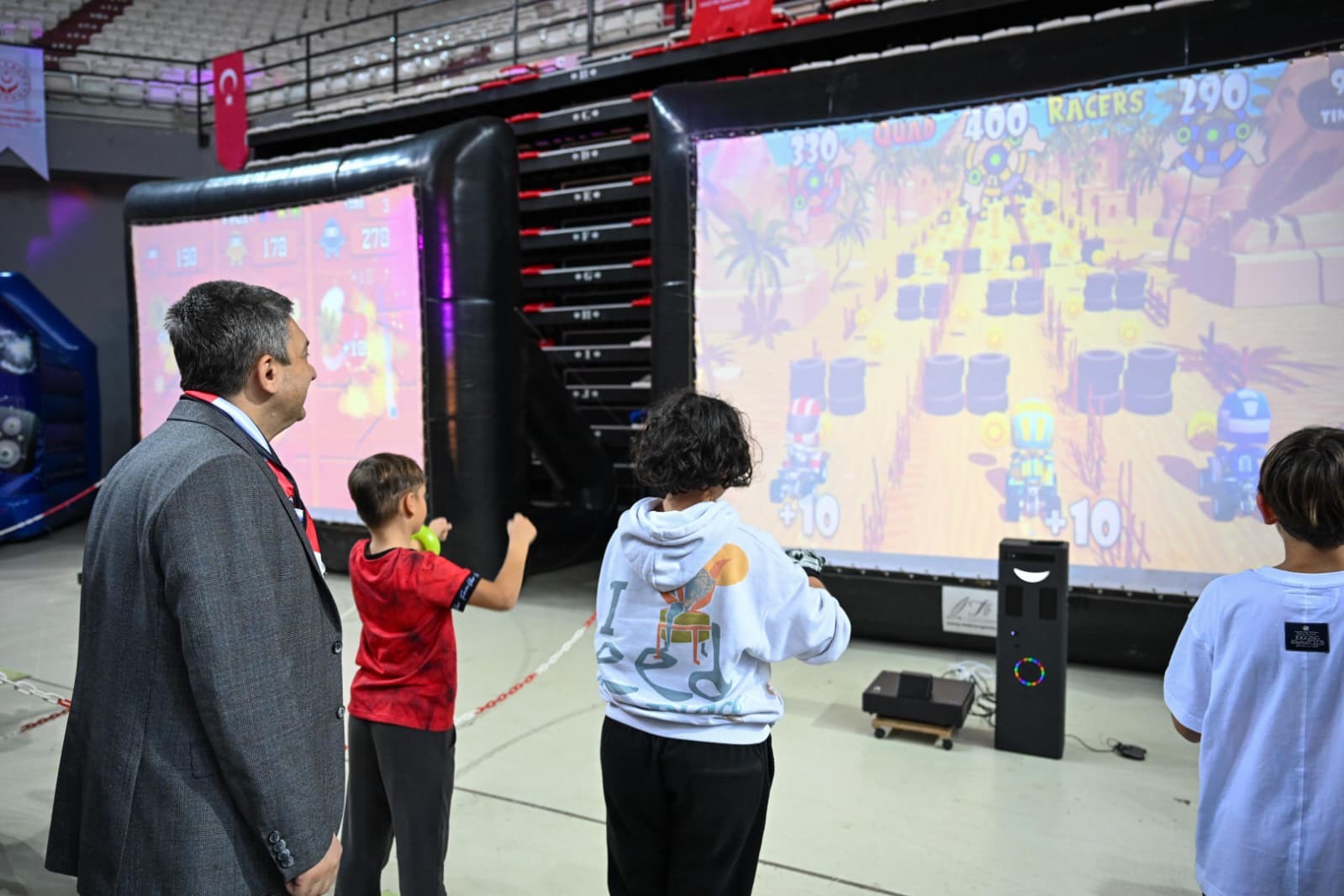 Devlet koruması altındaki çocuklar, koruyucu aileler ve yeni evli çiftler aynı sofrada buluştu
Devlet koruması altındaki çocuklar, koruyucu aileler ve yeni evli çiftler aynı sofrada buluştu