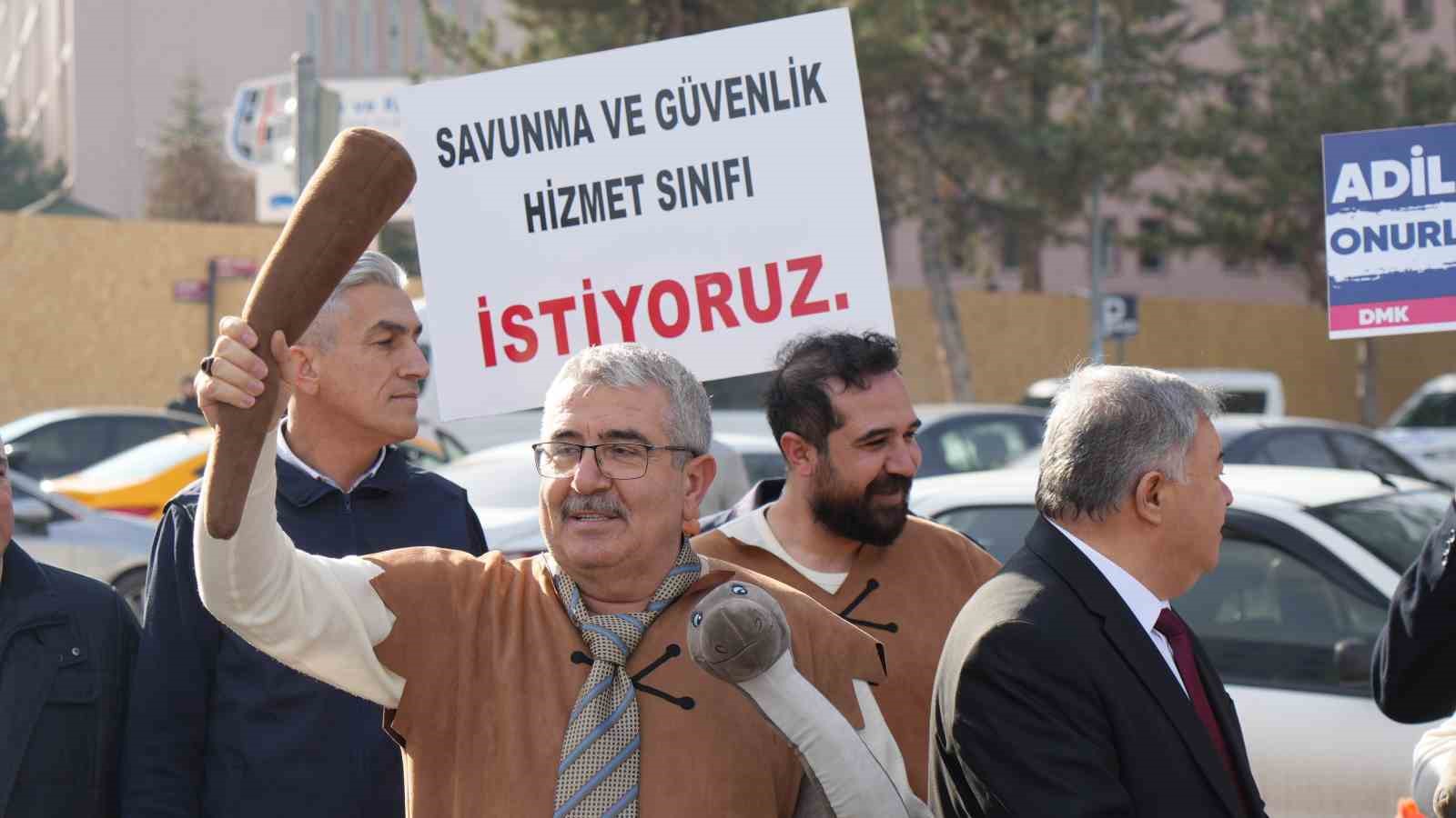 Devlet Memurları Konfederasyonu Başkanı Kaya: "En az yüzde 30 refah payı eklenmeden yapılacak hiçbir artışı kabul etmiyoruz"
Devlet Memurları Konfederasyonu Başkanı Kaya: "En az yüzde 30 refah payı eklenmeden yapılacak hiçbir artışı kabul etmiyoruz"