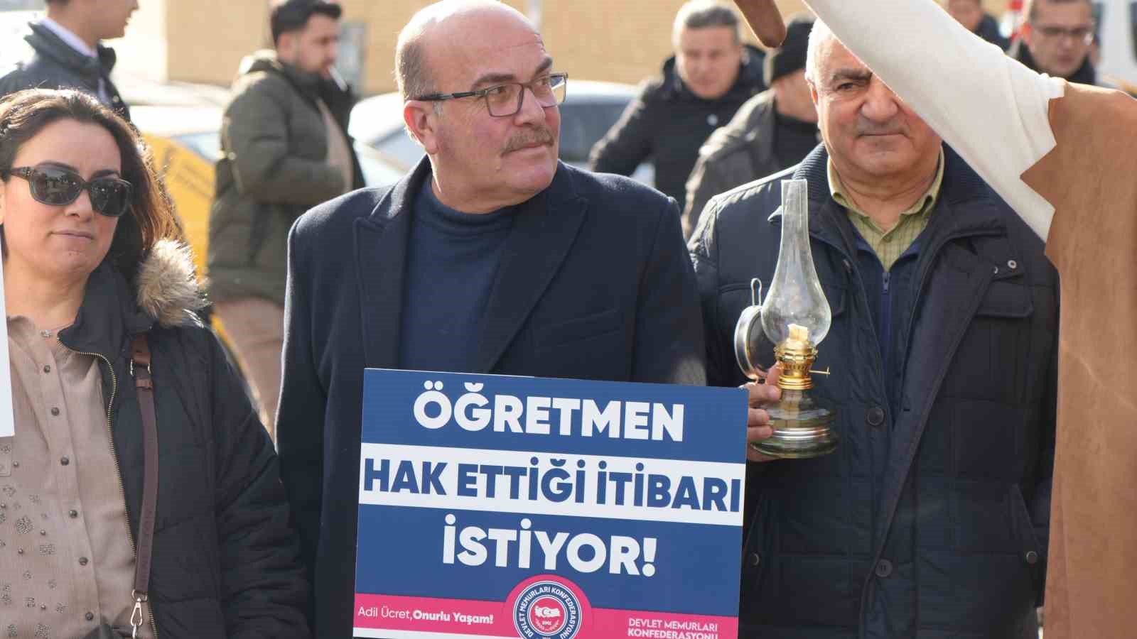 Devlet Memurları Konfederasyonu Başkanı Kaya: "En az yüzde 30 refah payı eklenmeden yapılacak hiçbir artışı kabul etmiyoruz"
Devlet Memurları Konfederasyonu Başkanı Kaya: "En az yüzde 30 refah payı eklenmeden yapılacak hiçbir artışı kabul etmiyoruz"