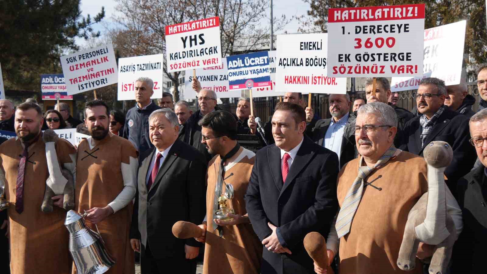 Devlet Memurları Konfederasyonu Başkanı Kaya: "En az yüzde 30 refah payı eklenmeden yapılacak hiçbir artışı kabul etmiyoruz"
Devlet Memurları Konfederasyonu Başkanı Kaya: "En az yüzde 30 refah payı eklenmeden yapılacak hiçbir artışı kabul etmiyoruz"