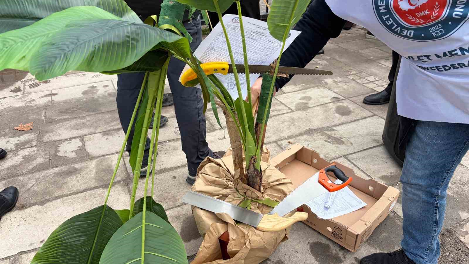 Devlet Memurları Konfederasyonu Genel Sekreteri Çiftçioğlu: "Her bir memurun yılda bir defa sendika değiştirmesi halinde tam 7 sayfa kağıt israfı oluyor"
Devlet Memurları Konfederasyonu Genel Sekreteri Çiftçioğlu: "Her bir memurun yılda bir defa sendika değiştirmesi halinde tam 7 sayfa kağıt israfı oluyor"