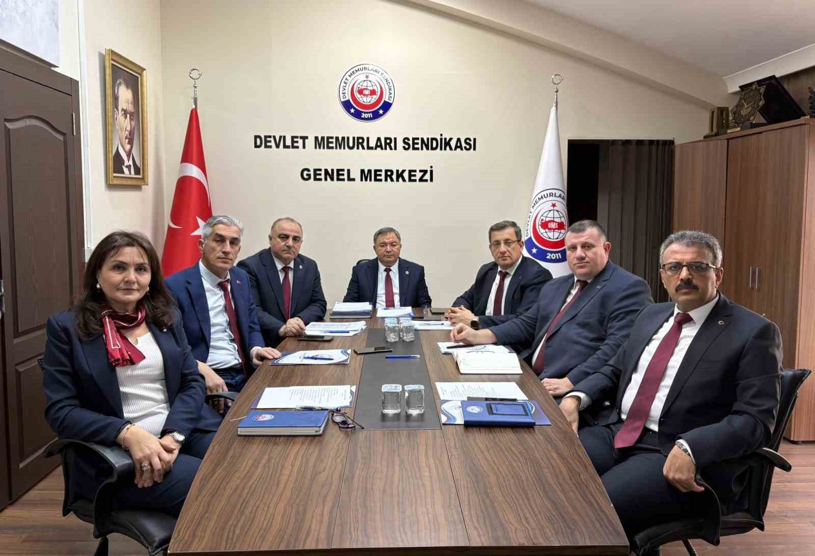 Devlet Memurları Sendikası Başkanı Cengiz: "Vergi Daireleri Kuruluş ve Görev Yönetmeliği ciddi bir huzursuzluğa yol açtı"
Devlet Memurları Sendikası Başkanı Cengiz: "Vergi Daireleri Kuruluş ve Görev Yönetmeliği ciddi bir huzursuzluğa yol açtı"