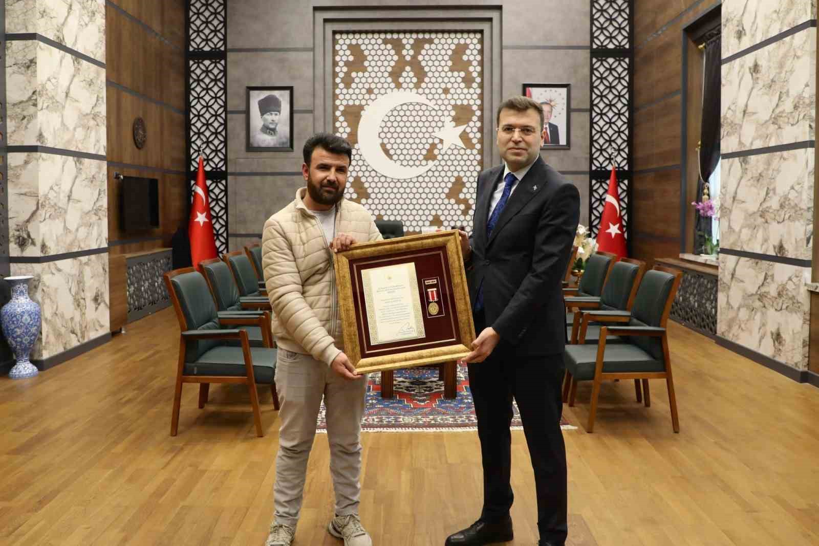 Devlet Övünç Madalyaları şehit aileleri ve gaziye takdim edildi
