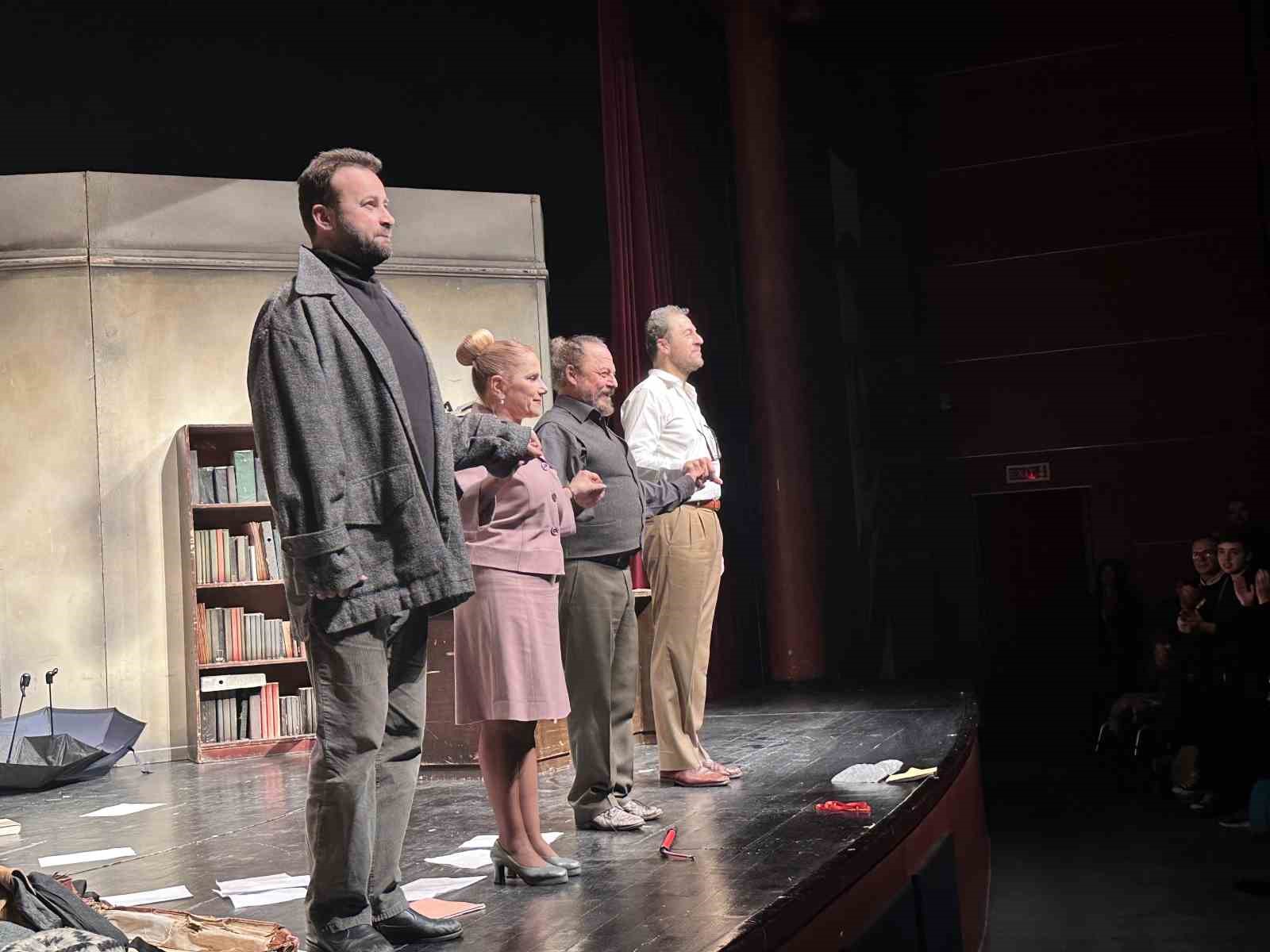 Devlet Tiyatrosu’nun unutulmaz oyunu Profesyonel son kez sahnedeydi
