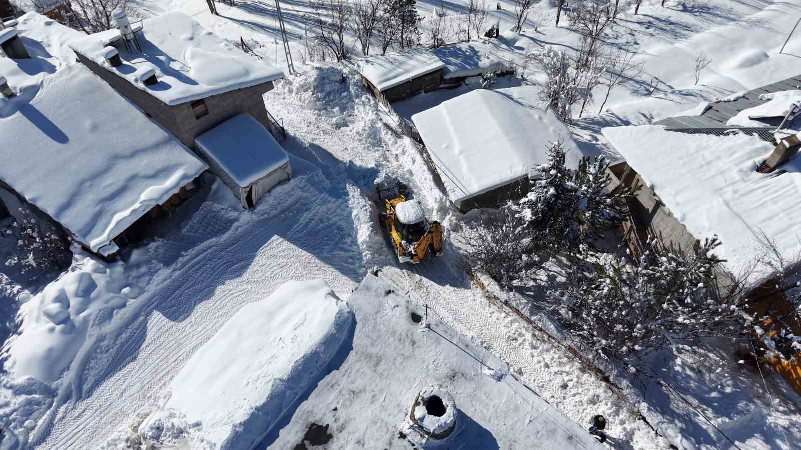 Devletten beklemedi, kardan kapanan köy yollarını kendi açtı

