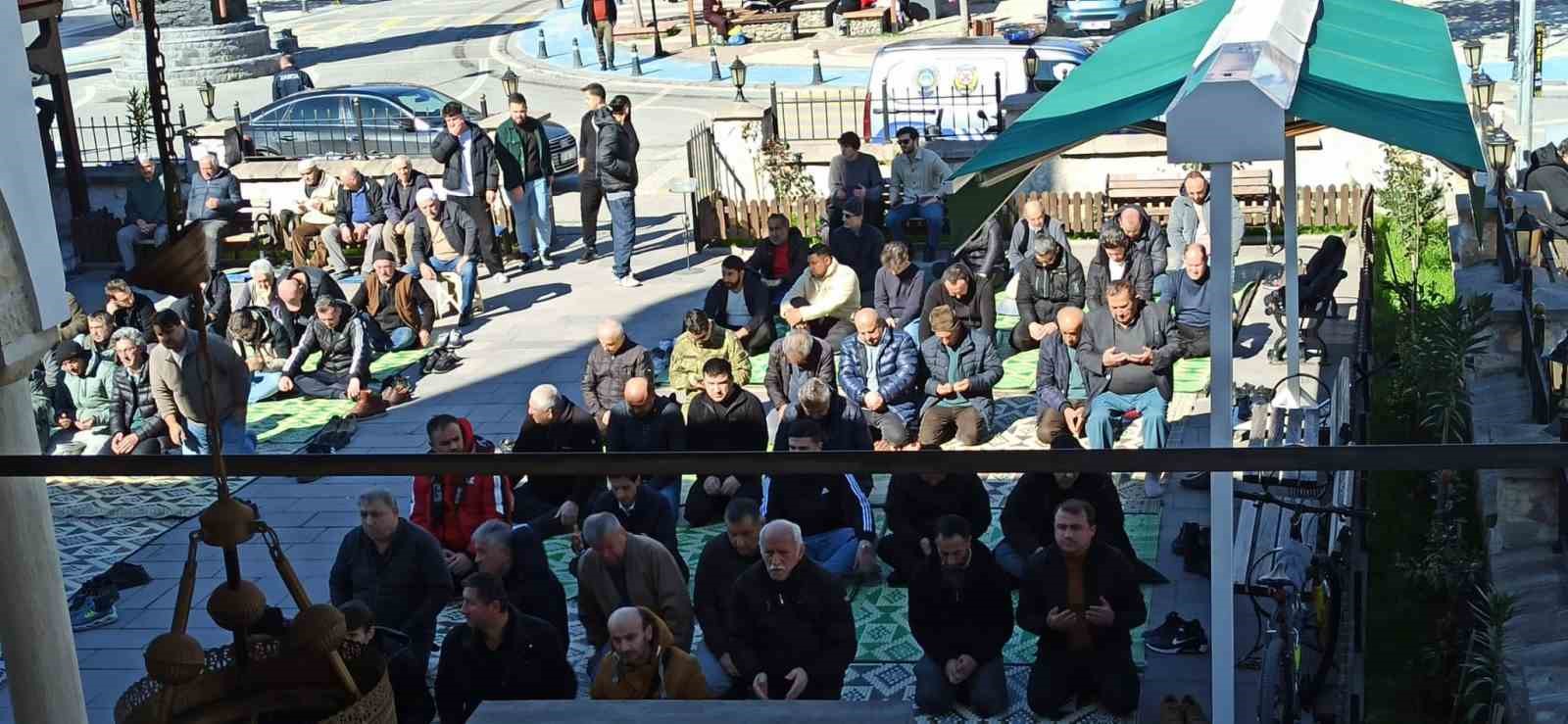 Devrek Ramazan ayının ilk Cuma namazı kılındı
