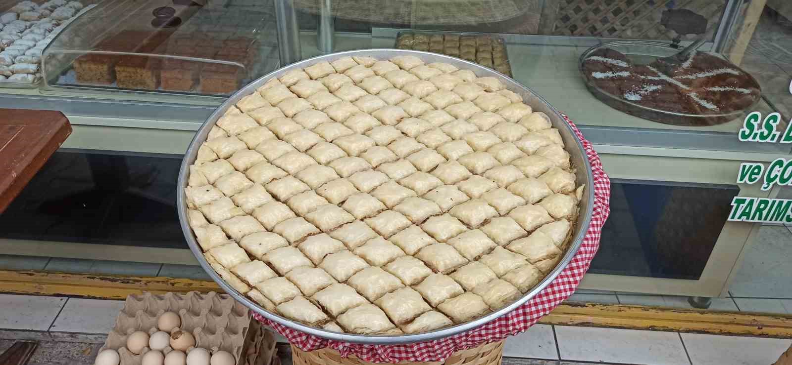 Devrek’in tescilli beyaz baklavası bayram sofralarına hazırlanıyor
