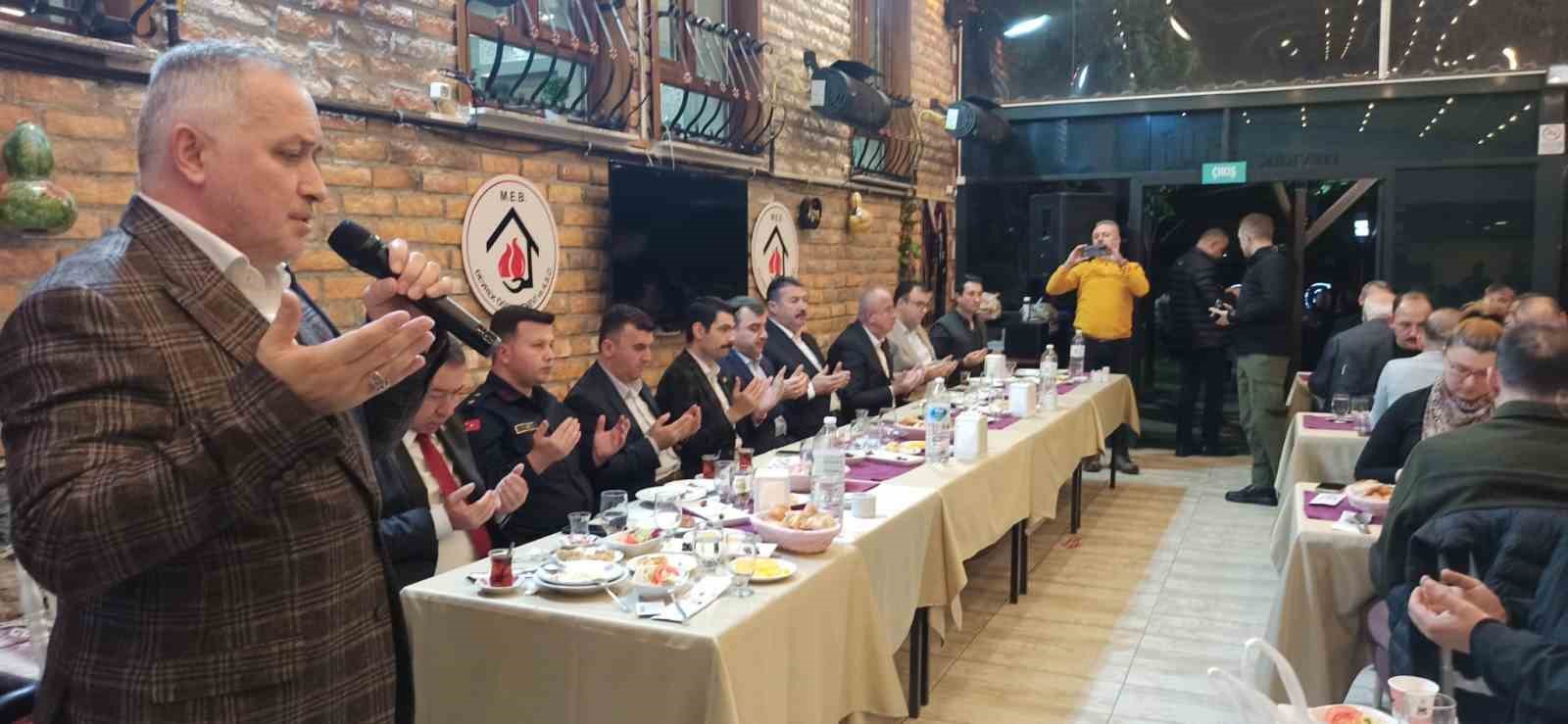 Devrekli muhtarlar iftar yemeğinde bir araya geldiler
Devrekli muhtarlar iftar yemeğinde bir araya geldiler