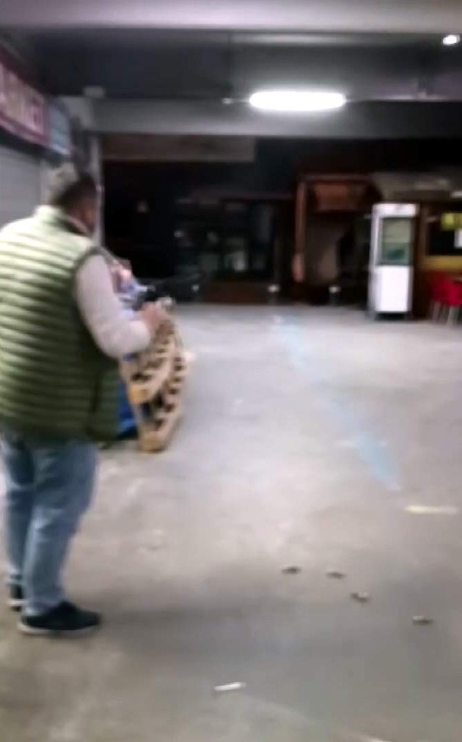 Devrek’te dehşet anları kamerada: Tüfekle iş yerine kurşun yağdırdı
