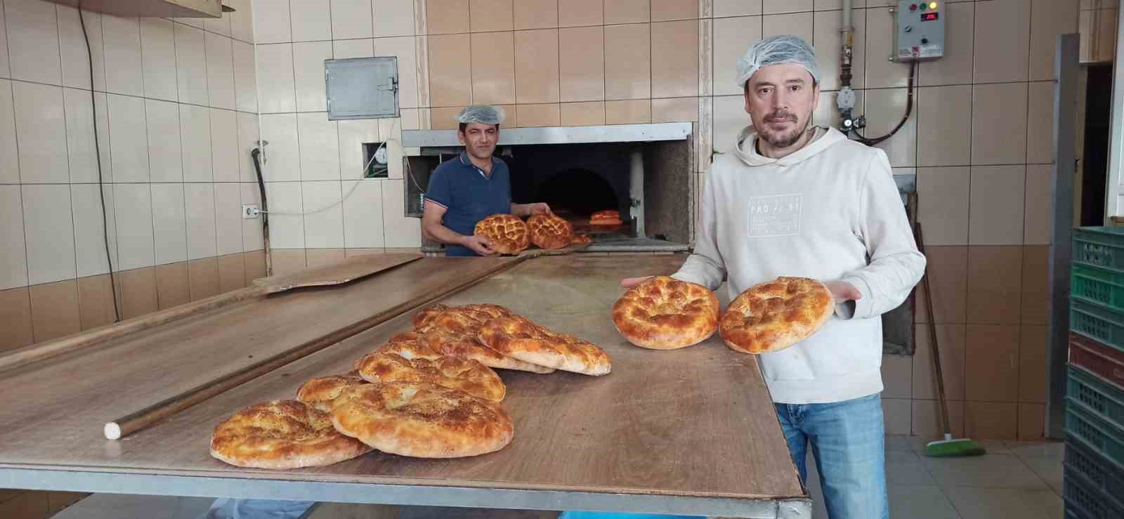 Devrek’te Ramazan pidesi vatandaşların tüketimine sunulmaya başlandı
