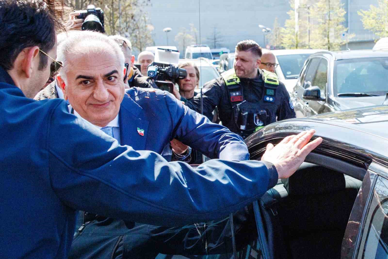 Devrik İran şahının oğlu Pehlevi’ye Berlin’de kırmızı sıvı fırlatıldı
