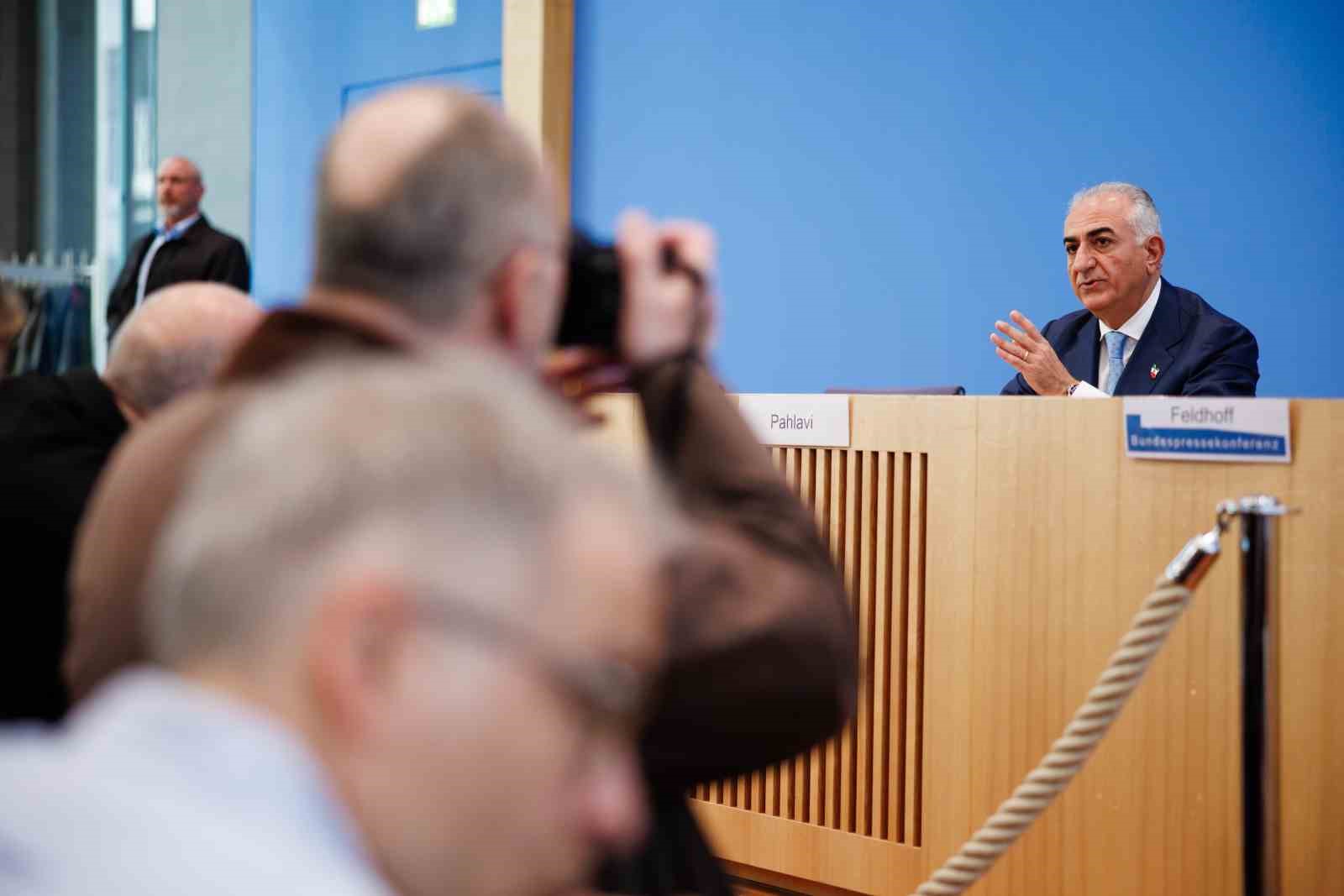 Devrik İran şahının oğlu Pehlevi’ye Berlin’de kırmızı sıvı fırlatıldı
